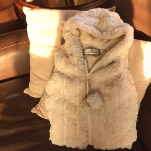 Soft and warm girls vest with hoodie, pockets and pompom zipper, gently used!
